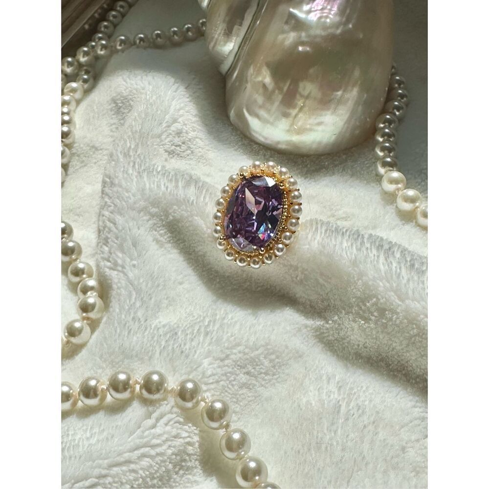 Gorgeous lavender oval cut cubic zirconia adjustable cocktail ring with faux pea - Picture 5 of 14